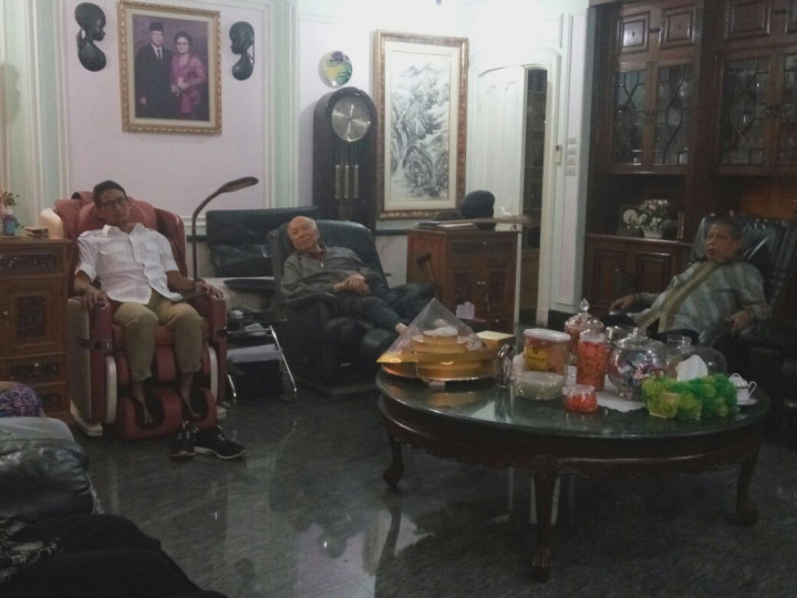 Sambil Duduk di Kursi Pijat, Sandiaga Nonton Ahok di Rumah Probosutedjo