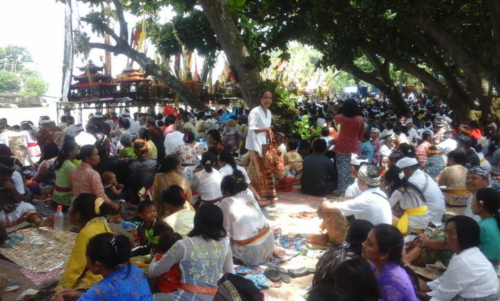 8 Ribu Umat Hindu Ritual Jalanidhi Puja di Pantai Balekambang Malang