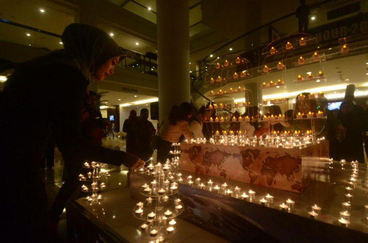 Kampanye Earth Hour di Makassar Diwarnai Hujan