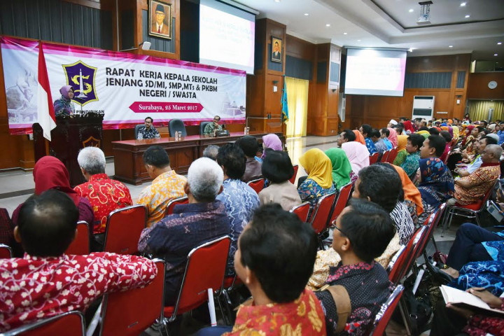 Risma Minta Guru di Surabaya Cetak Murid Bermental Juara