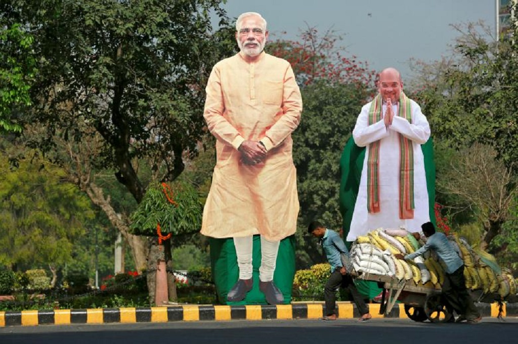 Cardboard PM India Narendra Modi (tengah) dan Ketua Partai Bharatiya Janata Amit Shah di New Delhi, 15 Maret 2017. (Foto: Reuters)