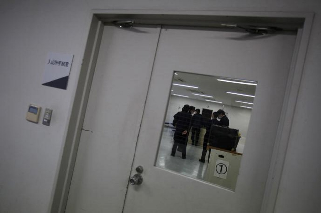 Petugas berada di sebuah ruangan di Pusat Imigrasi Jepang Timur di Ushiku, prefektur Ibaraki, 19 Maret 2015. (Foto: Reuters)