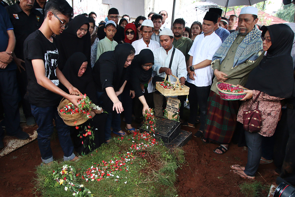 Jenazah Eko DJ Dimakamkan Satu Liang Lahat dengan Ibunda