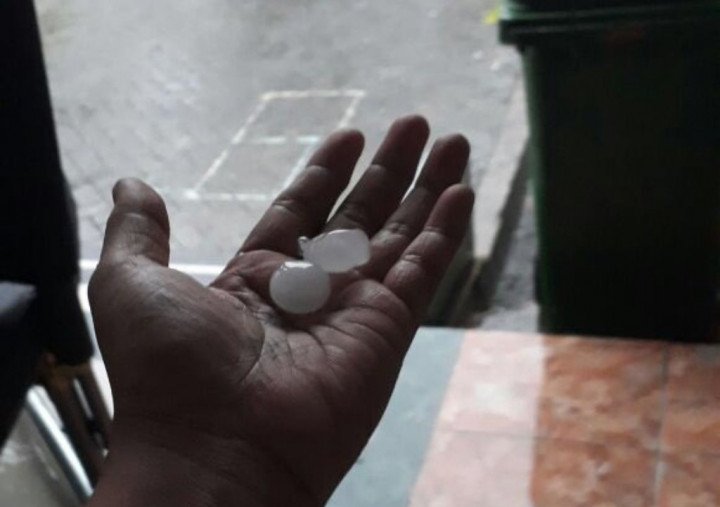 Warga Jakarta Sempat Khawatir saat Dilanda Hujan Es