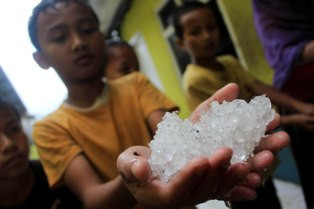 Fenomena Hujan Es Alamiah dan Normal