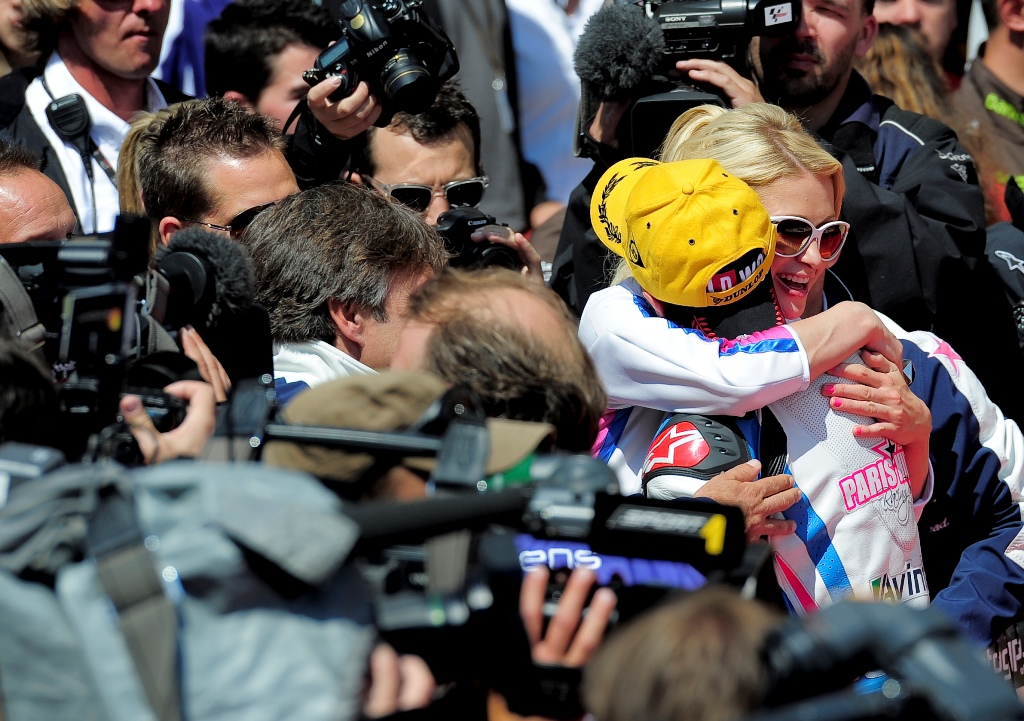 Maverick Vinales saat dipeluk Paris Hilton ketika finis di posisi kedua Moto3 Catalunya (Foto: AFP)