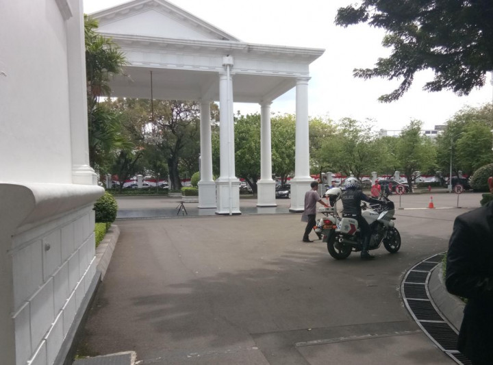 Terjebak Macet, Menteri Susi Naik Motor ke Istana