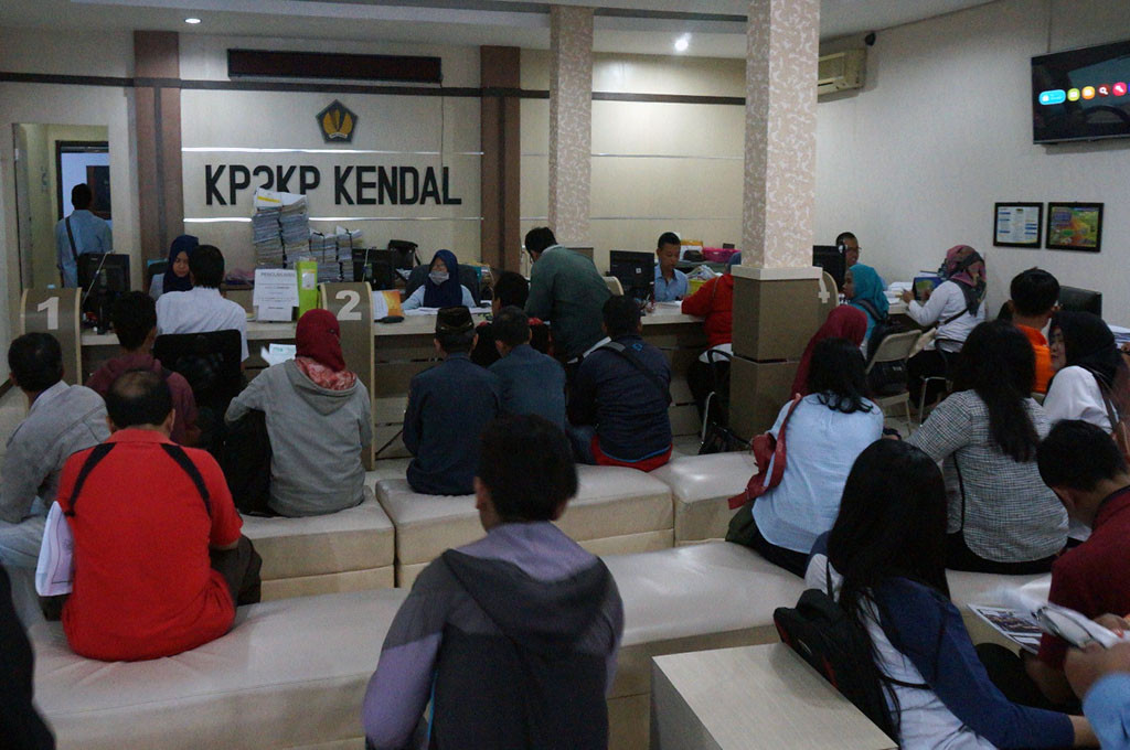 Antrean panjang di Kantor Pelayanan, Penyuluhan, dan Konsultasi Perpajakan (KP2KP) Kendal -- MTVN/Iswahyudi