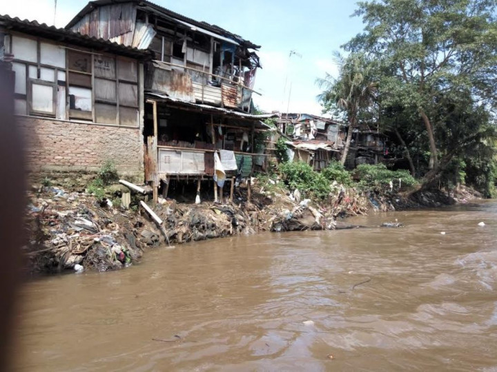 Sampah Plastik Masih Mengotori Kali Ciliwung