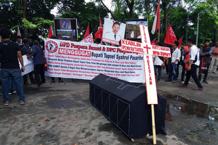 Warga Tapsel Protes Pembongkaran Kuburan Leluhur