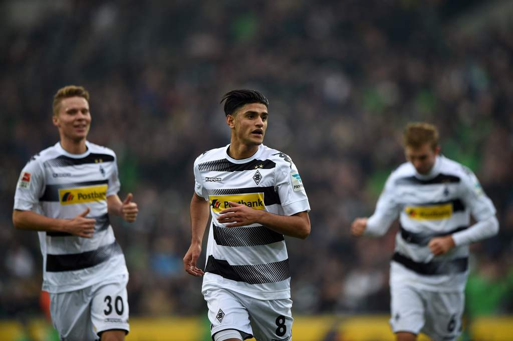 Mahmoud Dahoud (tengah). (AFP PHOTO / DPA / Jonas Güttler)