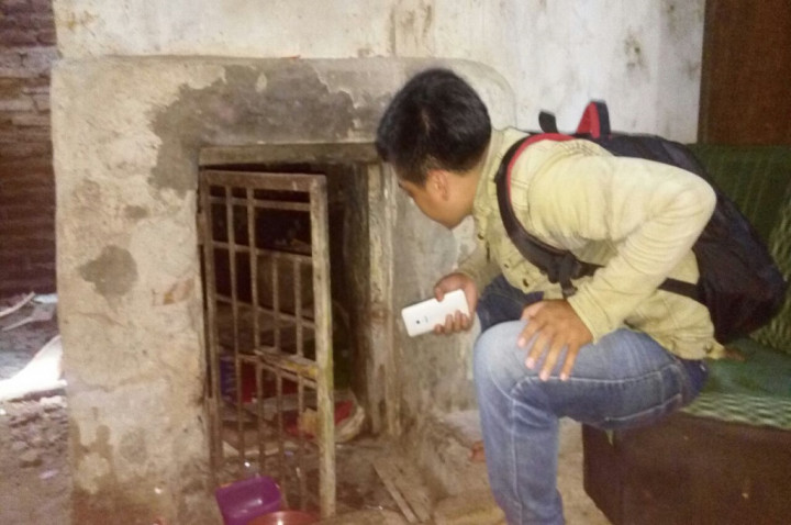 Khawatir Ganggu Warga, Seorang Pemuda Rela Dikurung di Ruang Sempit