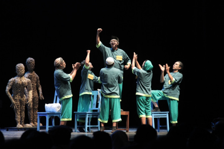 Hakim Sarmin, Lakon Kocak dan Satire dalam Teater Gandrik