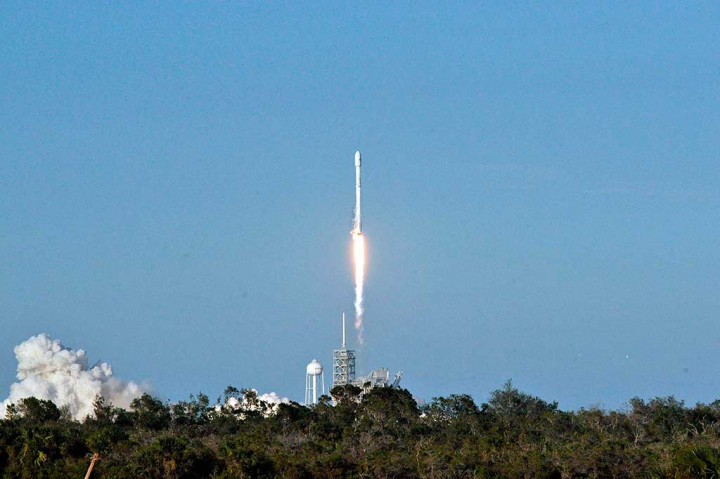 SpaceX Sukses Luncurkan Roket 'Bekas' ke Luar Angkasa