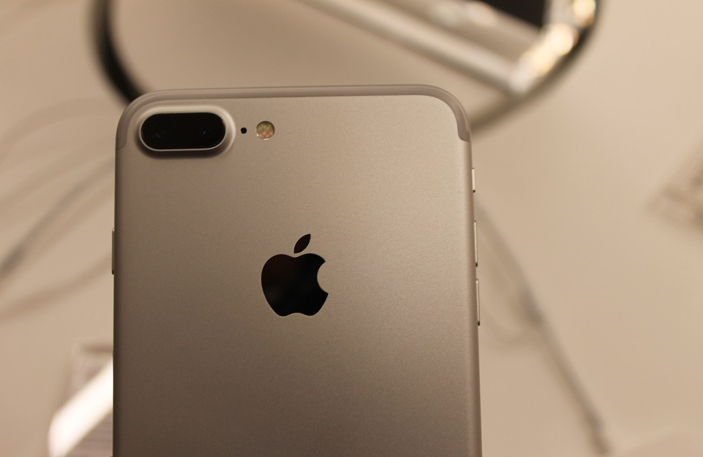 iPhone 7 Plus andalkan dua kamera belakang.