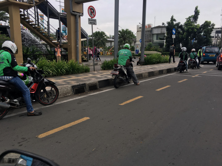 Ojek Online Masih Parkir di Badan Jalan Depok
