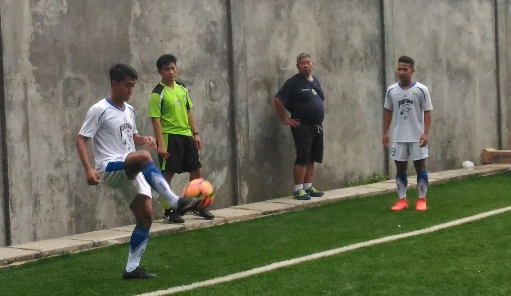 Febri Hariyadi (dengan bola) dan Gian Zola (Foto: Roni/MTVN)