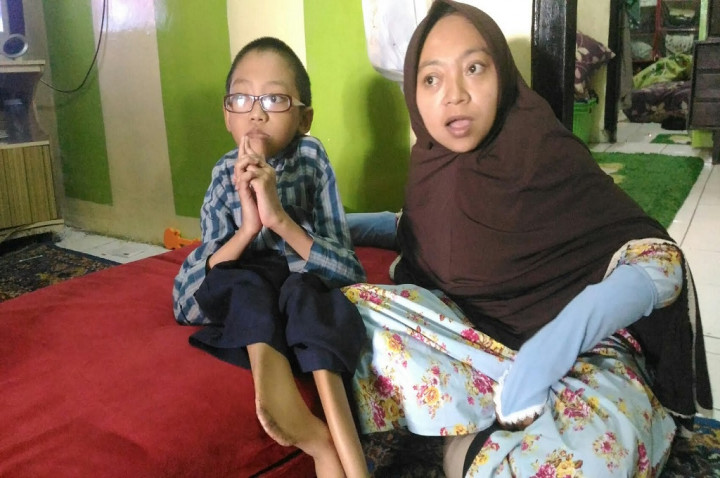 Perjuangan Ibu Penjual Tisu untuk Putranya yang Alami Kelainan Tulang