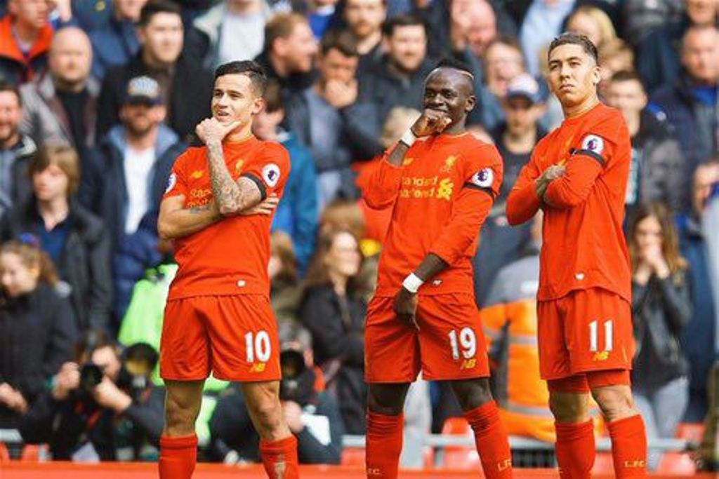 Coutinho, Mane, dan Firmino saat merayakan gol pertama Liverpool (Foto: AFP)
