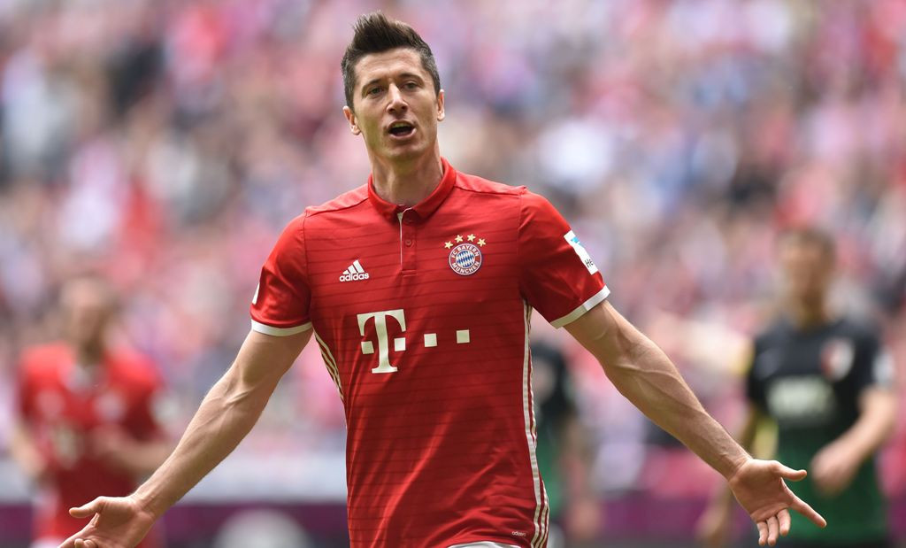 Striker Bayern Muenchen Robert Lewandowski sukses mencetak hattrick saat menghadapi Augsburg (Foto: AFP/Christof Stache)