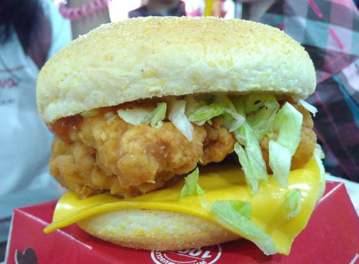 Nikmatnya Daging Ayam Renyah di dalam Burger