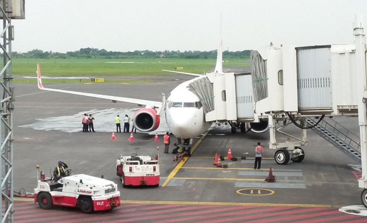 Bahan Bakar Meluber dari Pesawat Lion Air di Bandara Juanda
