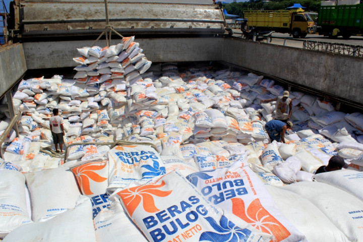 Kantor Logistik Kotabaru Salurkan 155 Ton Beras