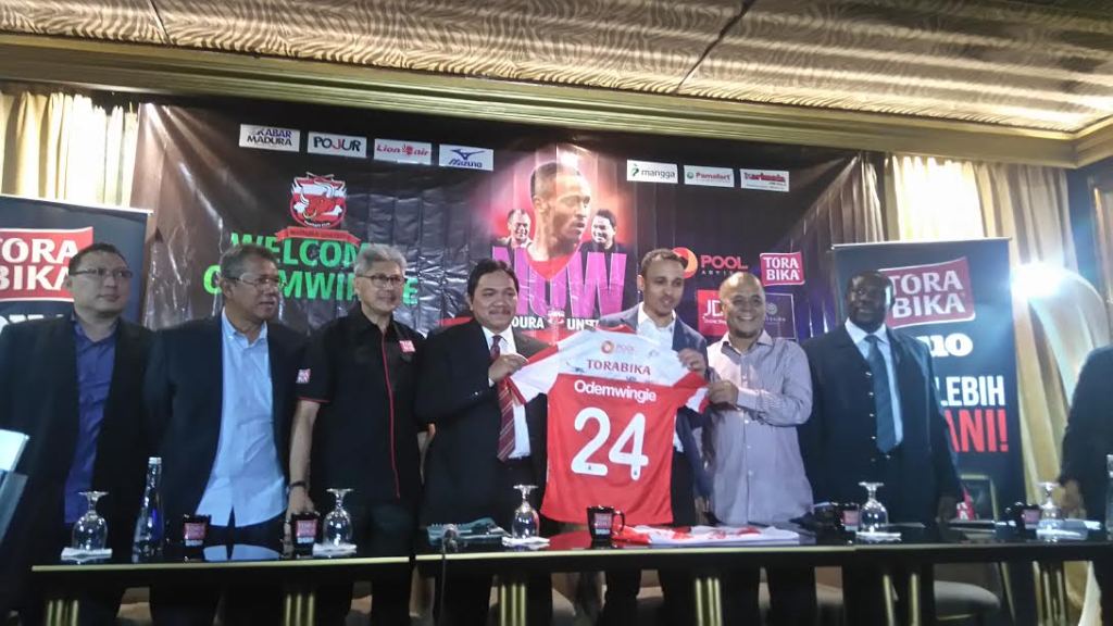 Peter Odemwinge (nomor tiga dari kana) memiliki target ketika berseragam MU (Foto: MTVN/A.Firdaus) 
