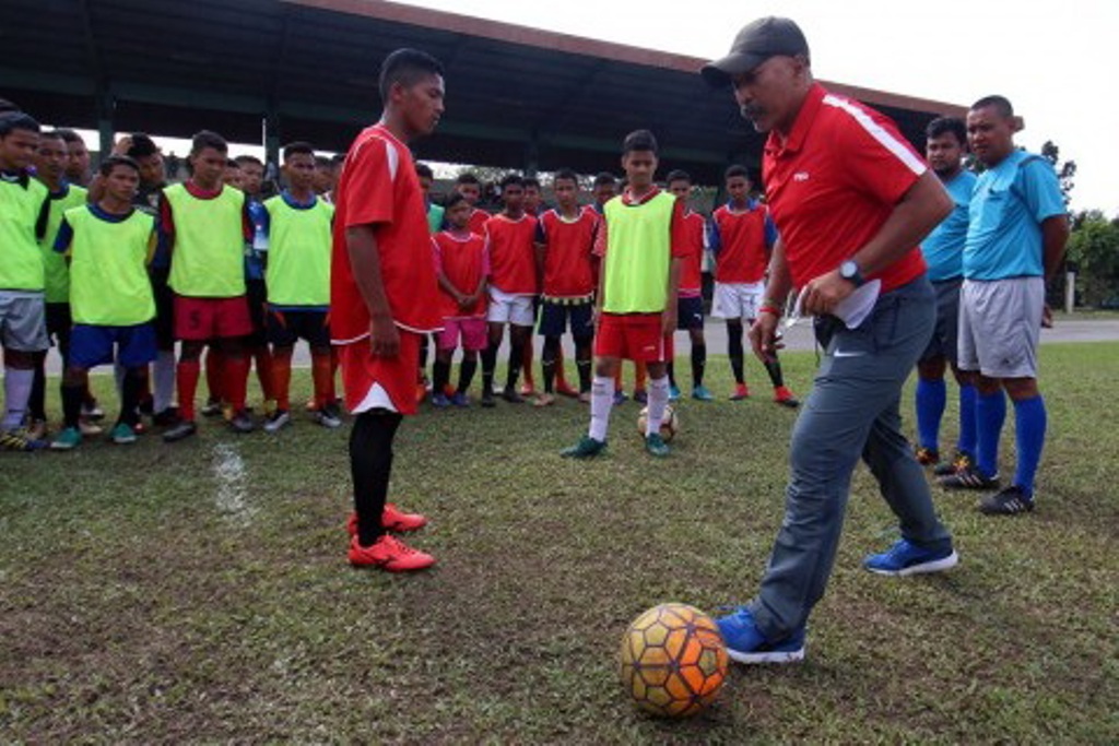 Pelatih Timnas U-16 Fachri Husaini (kanan) . (Foto: Ant/Septianda Perdana)