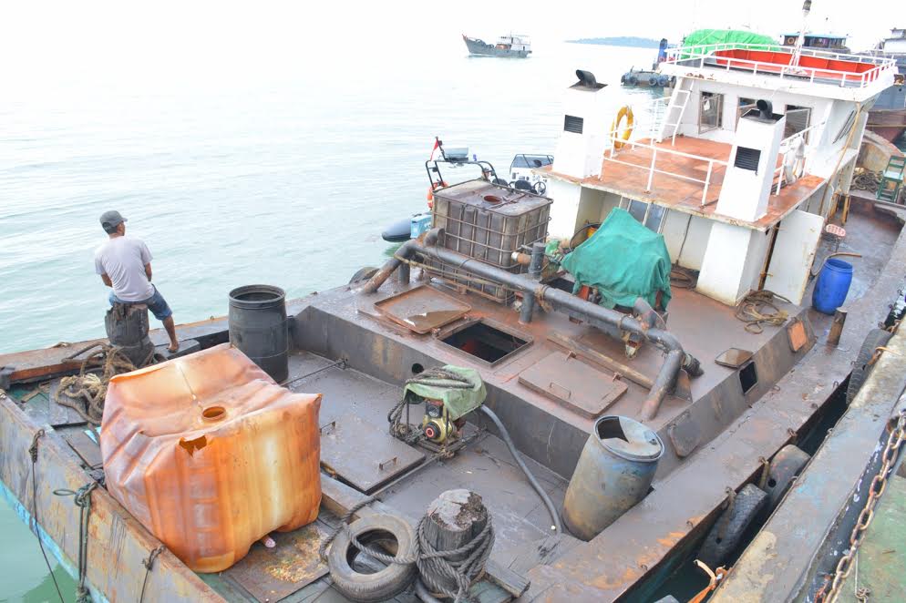 Kapal tug boat yang menyelundupkan BBM ilegal diamankan di dermaga Yos Sudarso, Mako Lantamal IV, Provinsi Kepri, Senin (3/4/2017).