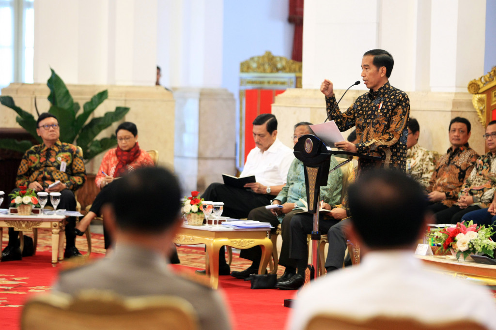  Presiden Joko Widodo membuka sidang kabinet paripurna dengan topik Pagu Indikatif Rancangan Anggaran Pendapatan dan Belanja Negara (RAPBN) 2018 di Istana Negara, Selasa (4/4/2017). Foto: MI/Panca Syurkani