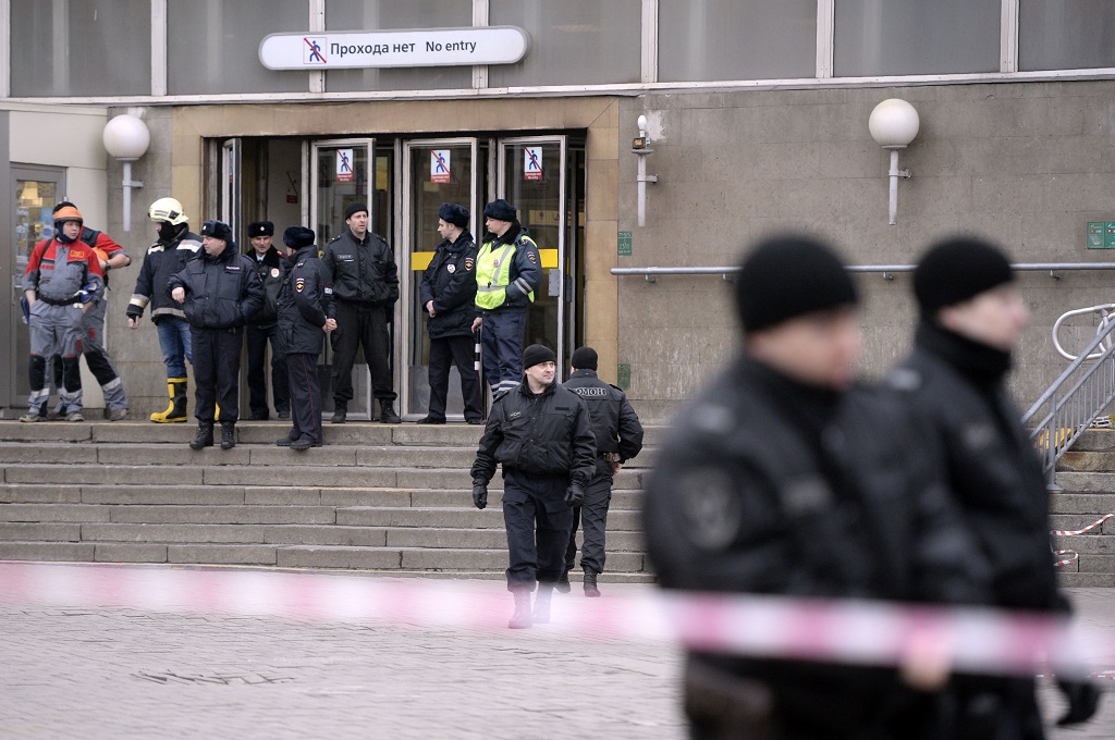 Polisi bersiaga di sekitar stasiun kereta api bawah tanah Sennaya Square di Saint Petersburg, Rusia, 3 April 2017. (Foto: AFP/OLGA MALTSEVA)