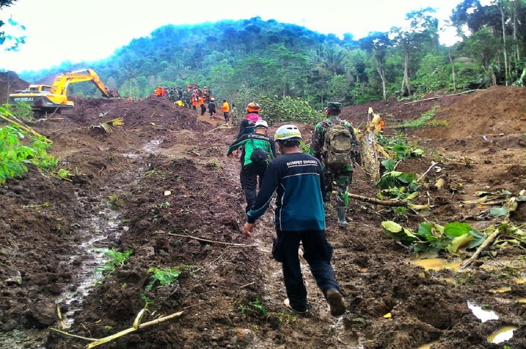 Tim dari Dompet Dhuafa di lokasi longsor di Ponorogo, dok: istimewa