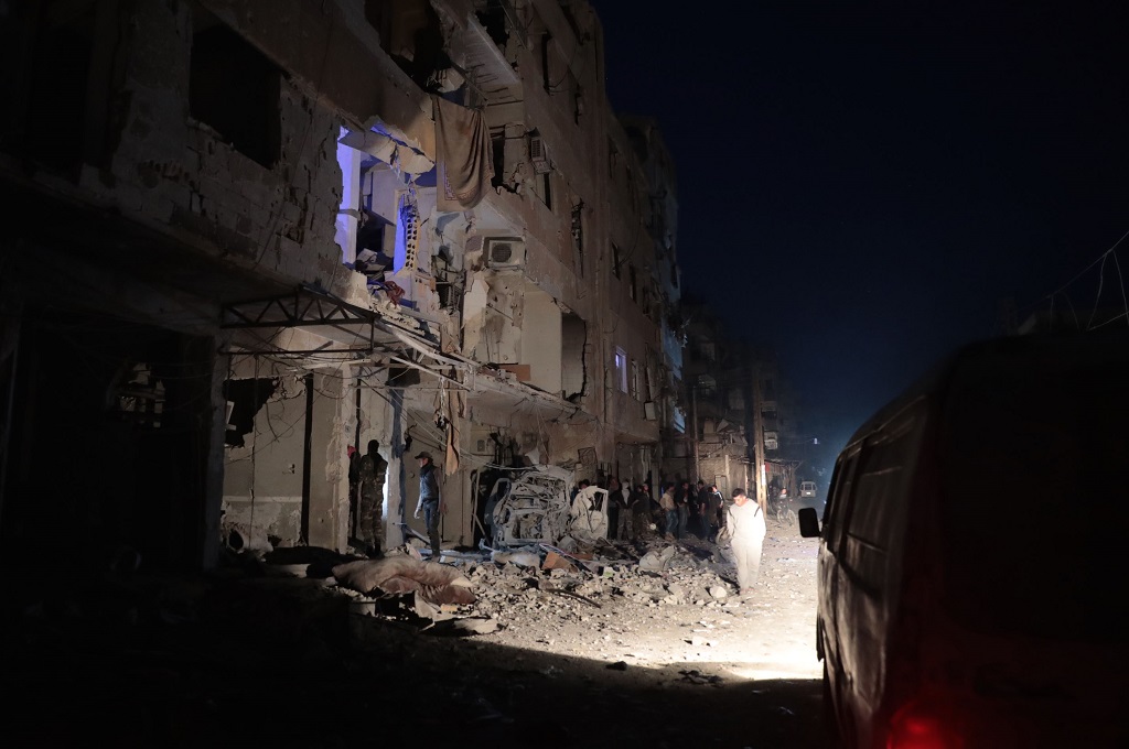 Warga memeriksa lokasi serangan udara di Douma, pinggiran timur Damaskus, Suriah, 3 April 2017. (Foto: AFP/ABD DOUMANY)