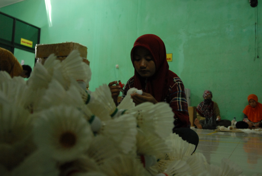 Seorang perajin sedang memproduksi kok di rumah industri Desa Lawatan, Kecamatan Dukuhturi, Kabupaten Tegal, Jawa Tengah.  (Metrotvnews.com/Kuntoro Tayubi)