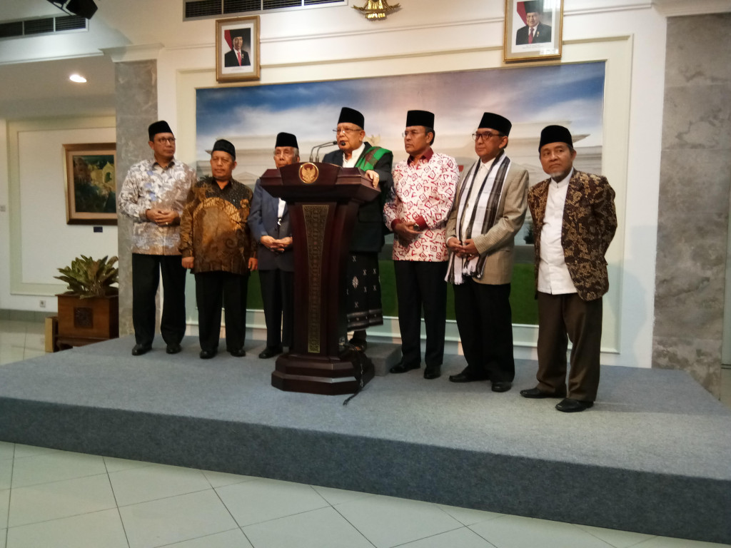 Pimpinan Pondok Pesantren Darurohman KH Syukron Ma'mun (tengah)/MTVN/Achmad Zulfikar Fazli