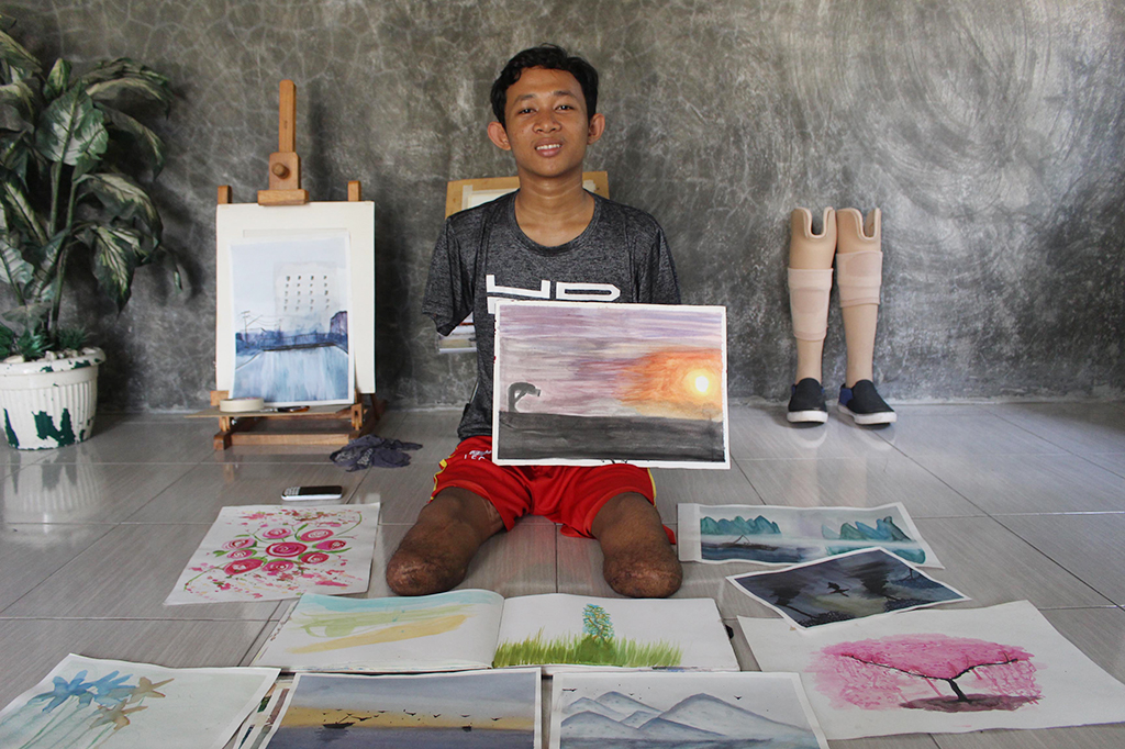 Remaja Ini Melukis dengan Mulut