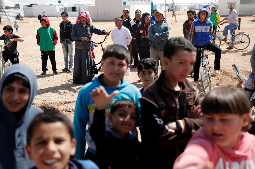 Pengungsi Suriah mengunjungi kamp pengungsi Zaatari di perbatasan Yordania, 28 Maret 2017. (Foto: AFP/THOMAS COEX)