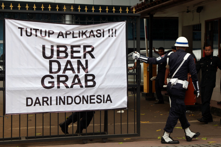 Tuntut Penerbitan Pergub Taksi <i>Online</i>, Sopir Ancam Mogok Massal