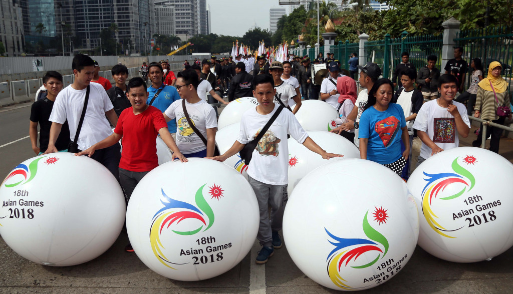 Peserta mengikuti arak-arakan Road to Asian Games 18th yang digelar di Jalan Sudirman (Foto: MI/RAMDANI)
