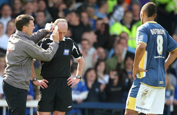 2009: Pimpin Laga Piala Liga Inggris, Pelipis Wasit Bocor Ditimpuk Koin