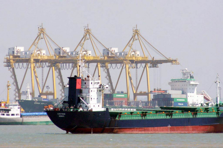 Petikemas Surabaya Siap Operasikan <i>Container Crane</i> Terbesar