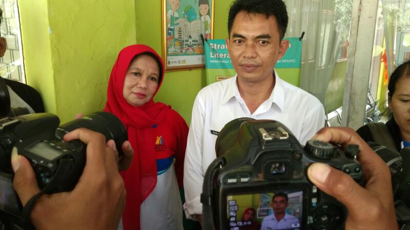 Kepsek dan bagian Kesiswaan SMPN 1 Suranenggala saat memberikan keterangan kepada sejumlah wartawan. (Metrotvnews.com/Ahmad Rofahan)