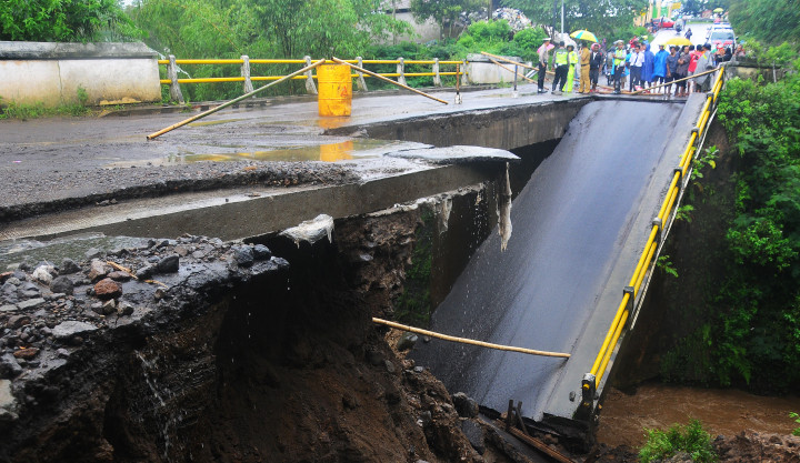 Jembatan di Jalan Trans Timor Putus