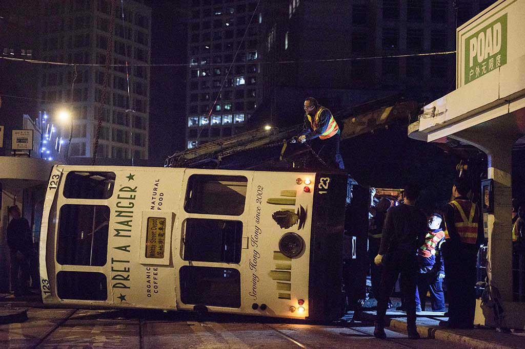 11 Terluka akibat Tram Double-Decker Terbalik