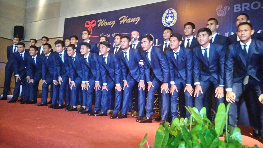 Skuat Indonesia U-22 menggunakan setelan jas dari Wong Hang dan sepatu dari Brodo