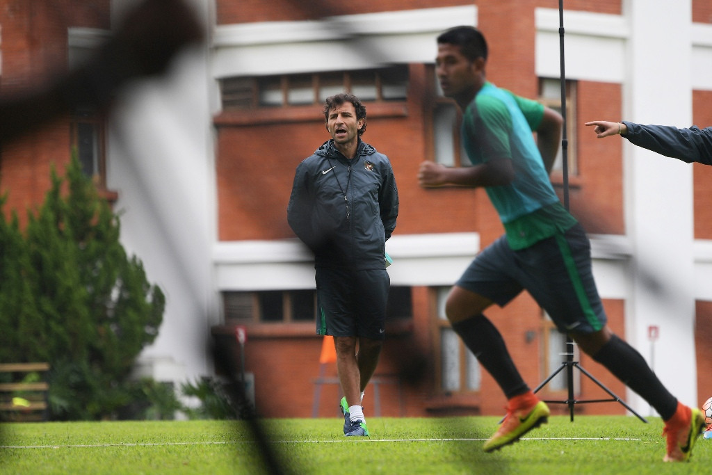 Luis Milla saat memimpin sesi latihan Timnas Indonesia (Foto: ANTARA FOTO/Sigid Kurniawan)