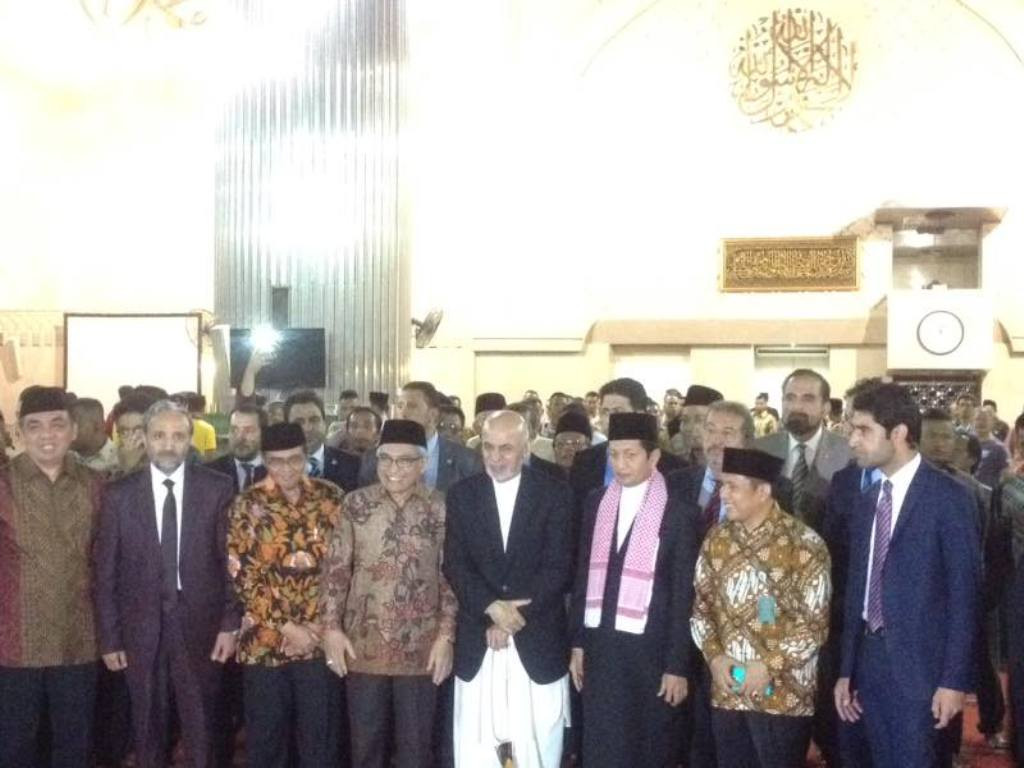 Presiden Afghanistan Ashraf Ghani (berbaju putih dan berjas hitam) di Masjid Istiqlal (Foto: Sonya Michaella/Metrotvnews.com).