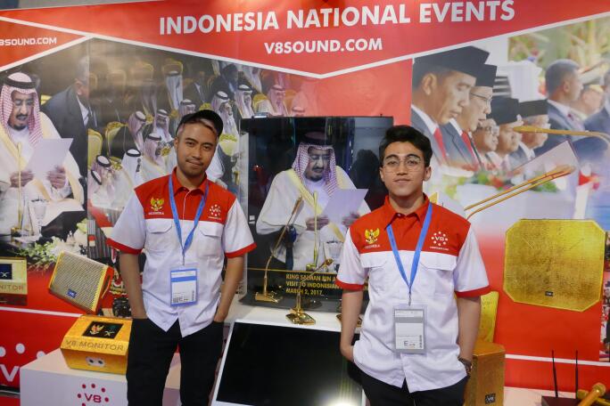 Vidi Aldiano Pamerkan Mikrofon Emas yang Pernah Dipakai Raja Salman di Jerman