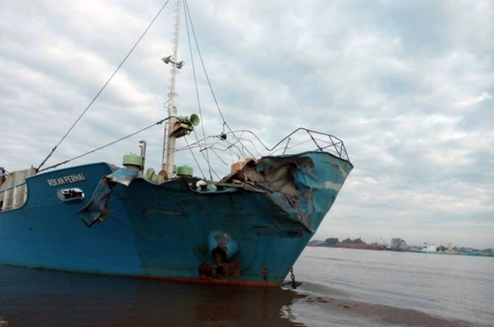Tanker BBM Ditabrak Kapal Kargo di Muara Kapuas